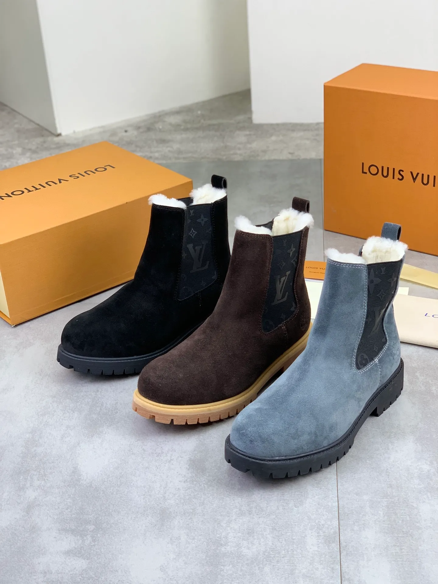 Factory price P900 💰💎💎💎High version of new men's shoes. Purchasing quality◾️◽️LV～Louis Vuitton boots series! by Virgin Abloh The most beautiful sneakers, Lv Brand strongly recommends new products, official website limited edition retro basketball sneakers! Both the high-top and low-top models spent money to purchase 1:1 accurate reproductions of the originals. The details are invincible and full of sincerity. The imported custom-made original frosted cowhide leather is packaged in the same way as the originals. The details are 100% restored. The privately customized originals are combined into a non-slip, wear-resistant and lightweight foam outsole. It is different from other brands. Without the original version, this effect cannot be achieved! L’s best-looking men’s shoes in the past, don’t miss it! Calfskin lining: Imported water-dyed cowhide lining/foot pad Outsole: lightweight foaming and non-slip Size: Men's 39-44 (38, 45 customized, non-refundable)